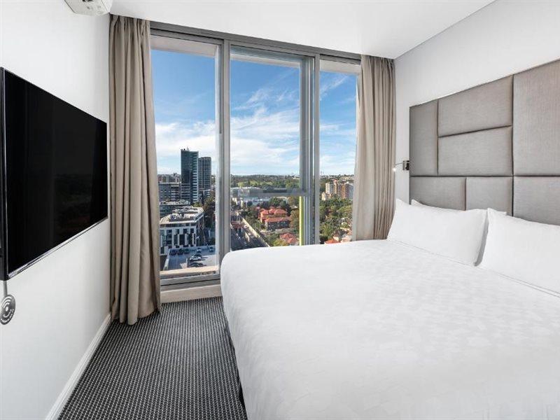 Meriton Suites Zetland Sydney Zewnętrze zdjęcie A bedroom at the hotel
