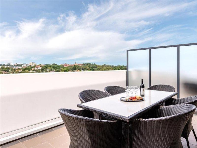 Meriton Suites Zetland Sydney Zewnętrze zdjęcie A balcony at the hotel