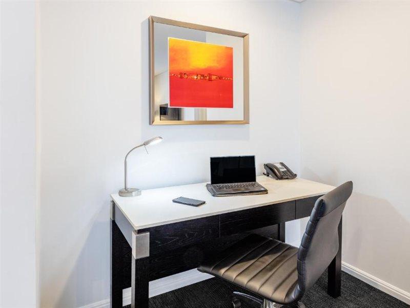 Meriton Suites Zetland Sydney Zewnętrze zdjęcie A work desk in a hotel room