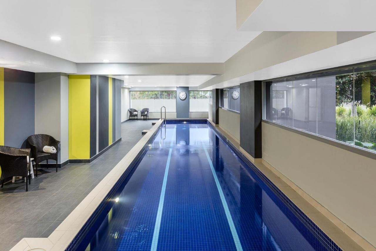 Meriton Suites Zetland Sydney Zewnętrze zdjęcie The pool at the hotel