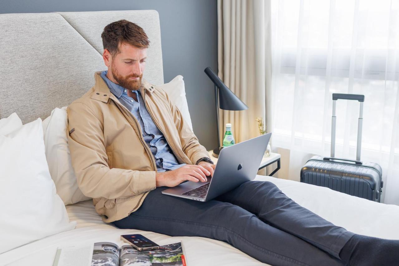 Meriton Suites Zetland Sydney Zewnętrze zdjęcie A business traveler working on a laptop in a hotel room