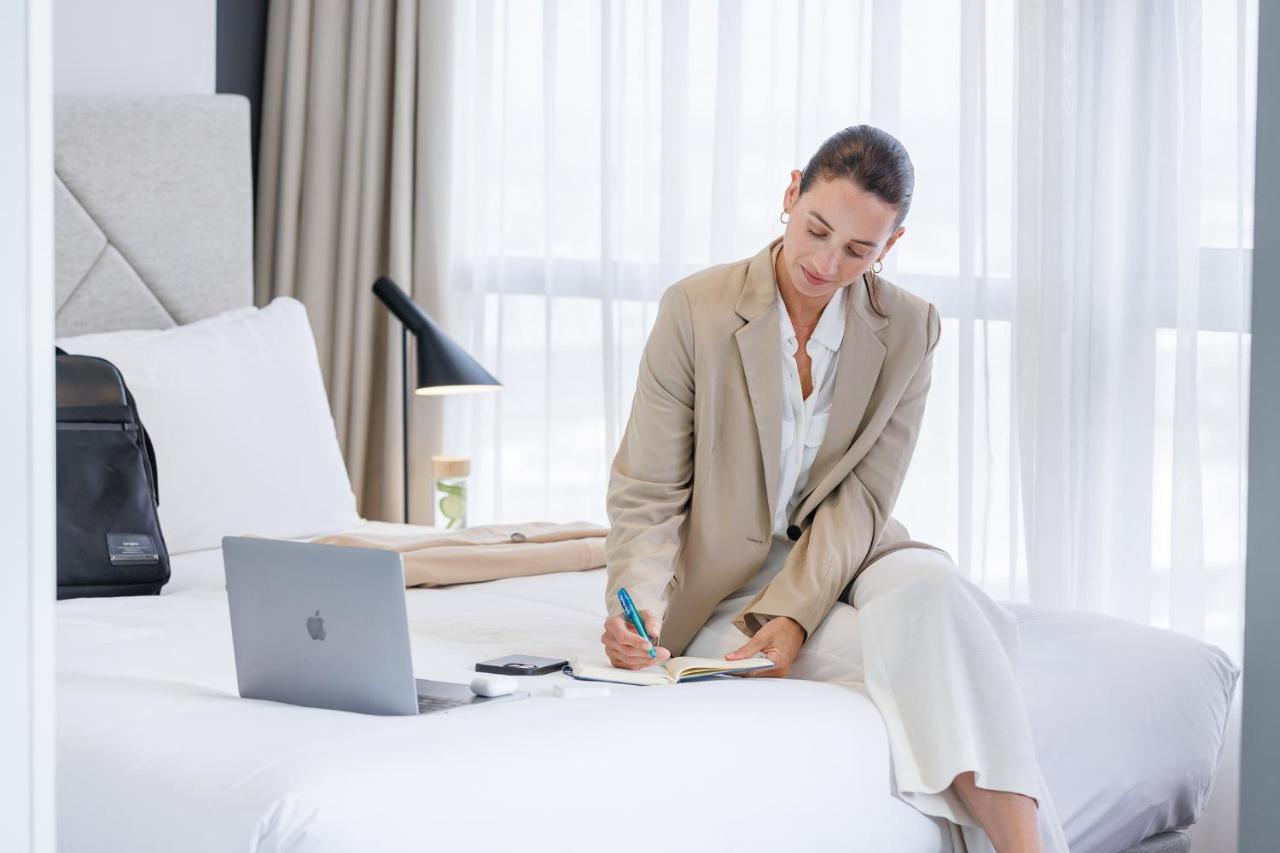 Meriton Suites Zetland Sydney Zewnętrze zdjęcie A business traveller working in a hotel room
