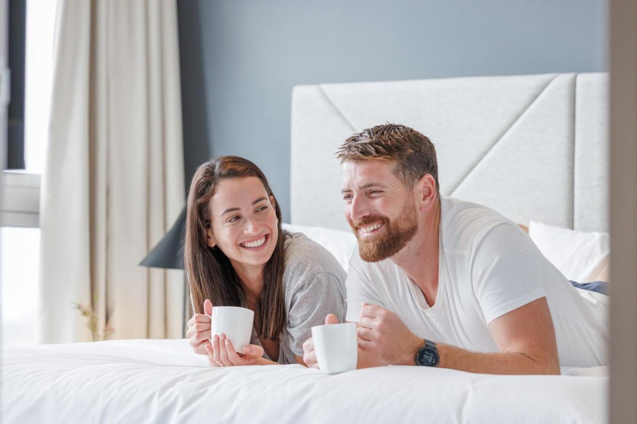 Meriton Suites Zetland Sydney Zewnętrze zdjęcie A couple drinking coffee in bed