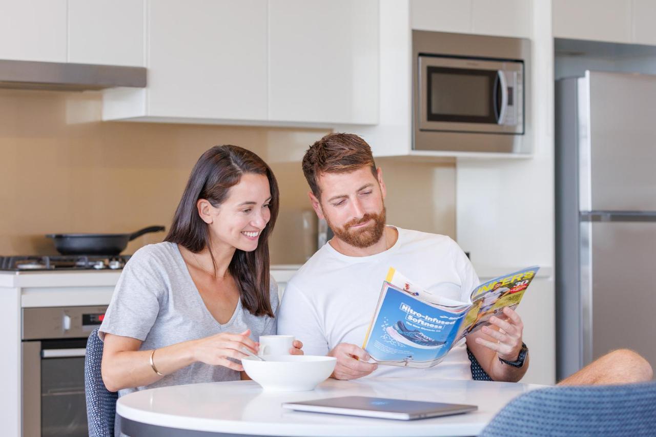Meriton Suites Zetland Sydney Zewnętrze zdjęcie A couple planning a trip
