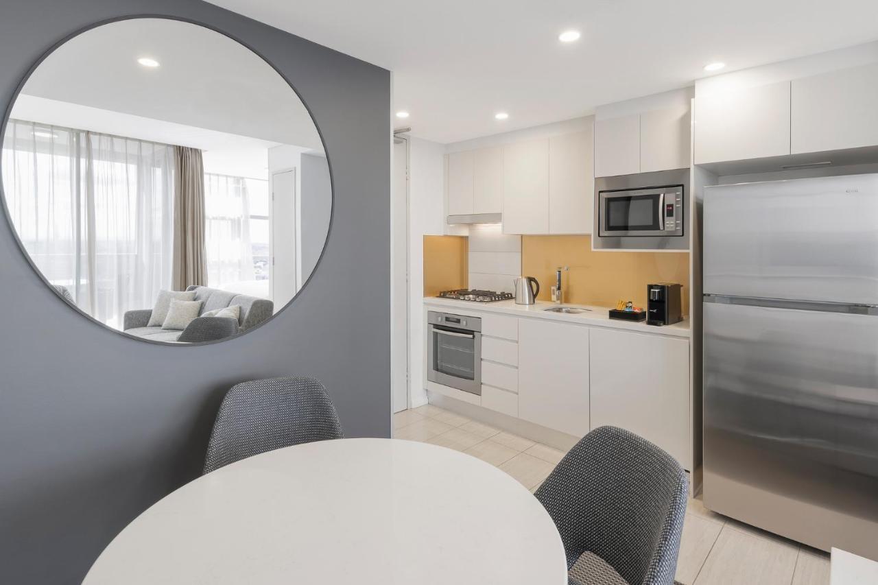 Meriton Suites Zetland Sydney Zewnętrze zdjęcie A typical apartment kitchen