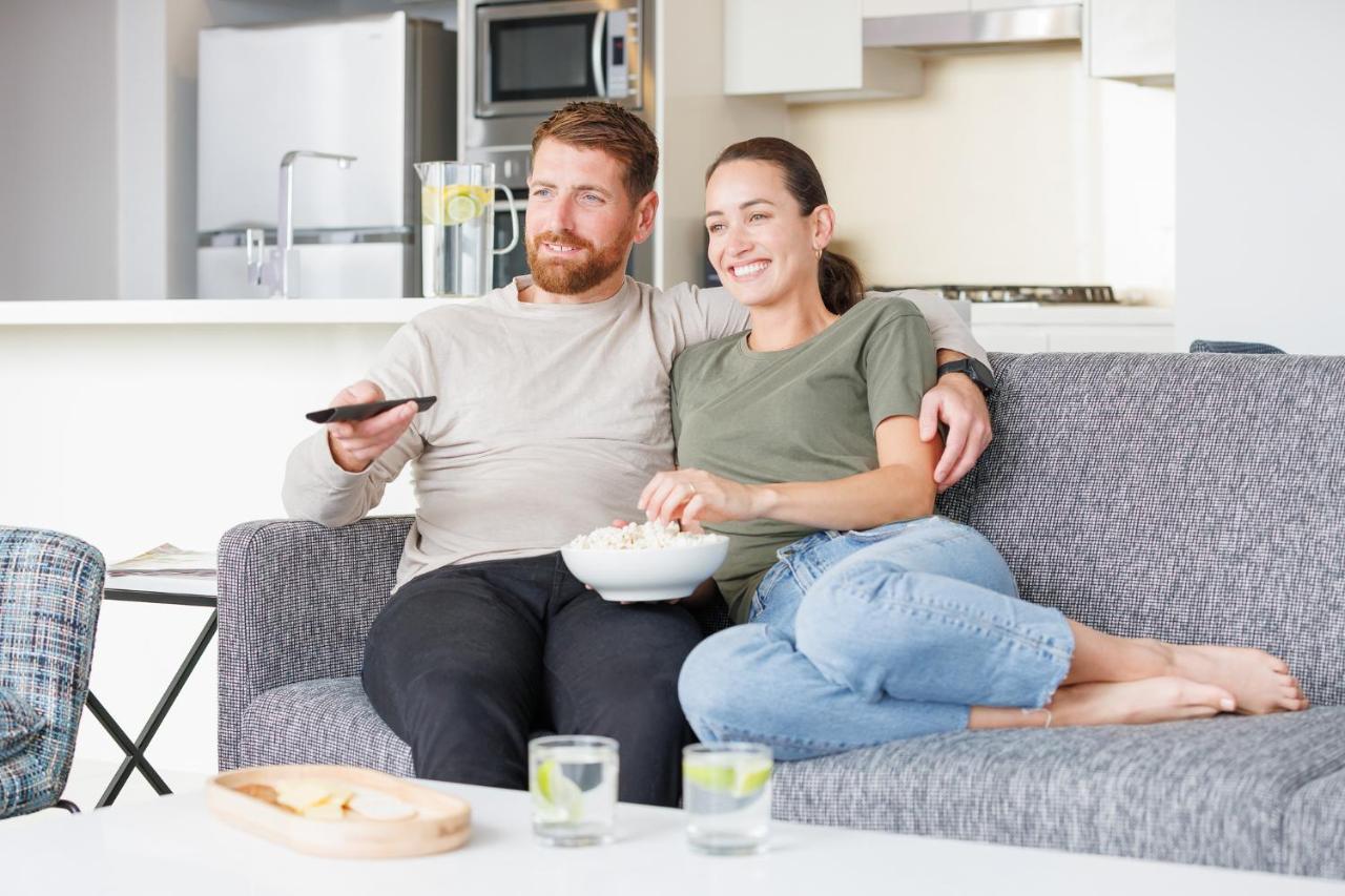 Meriton Suites Zetland Sydney Zewnętrze zdjęcie A couple watching television