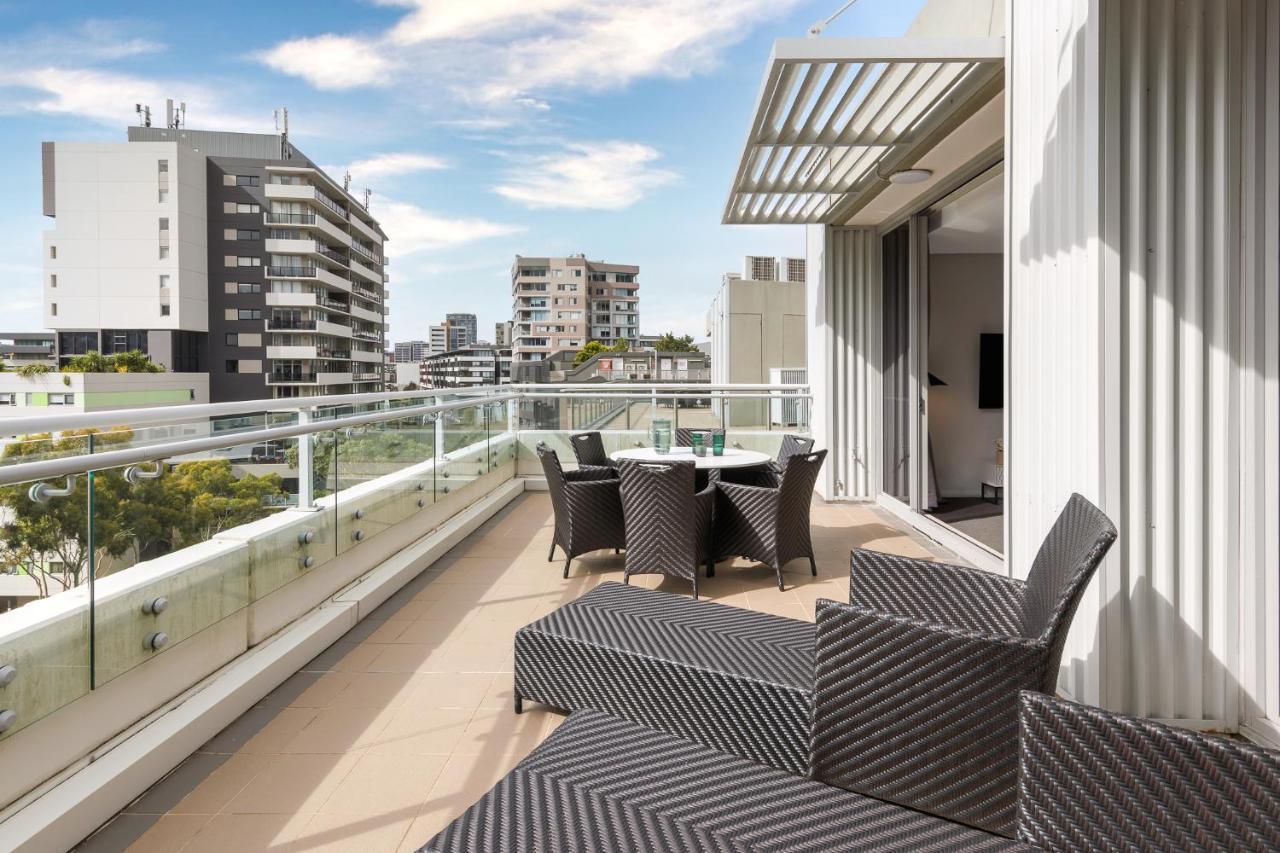 Meriton Suites Zetland Sydney Zewnętrze zdjęcie The apartment's balcony