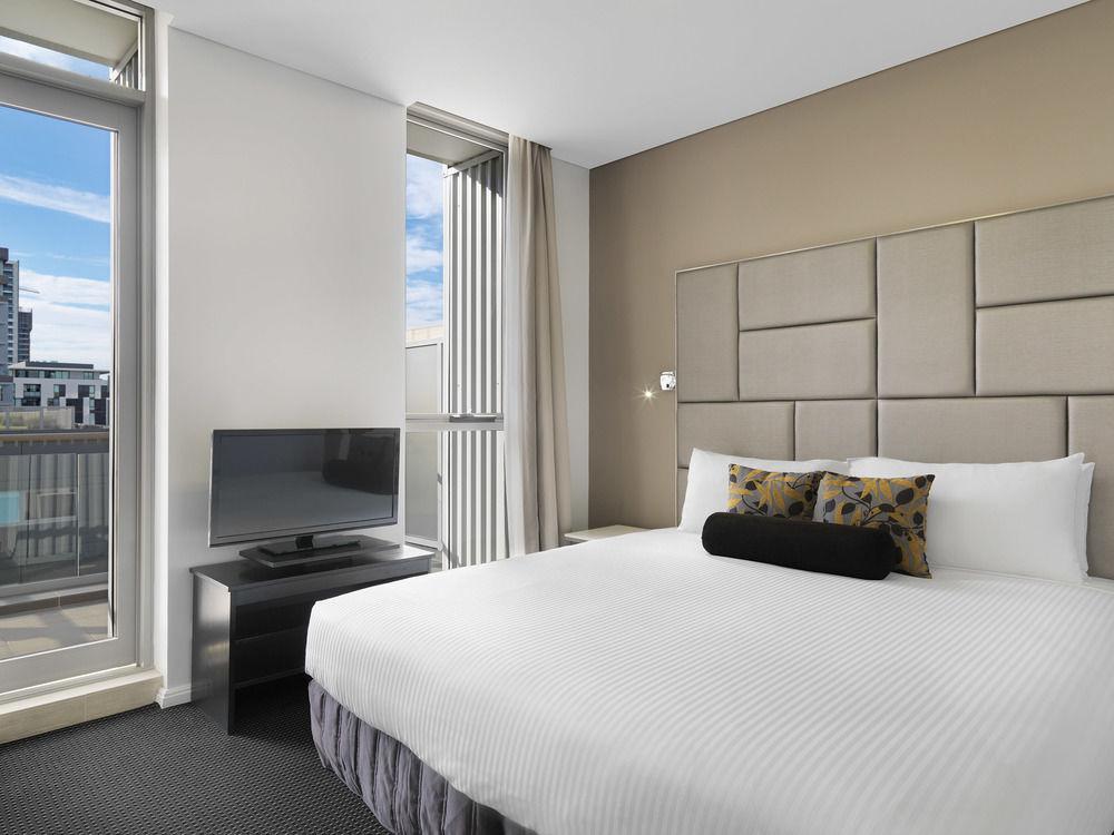 Meriton Suites Zetland Sydney Zewnętrze zdjęcie A bedroom at the Mantra on Lonsdale