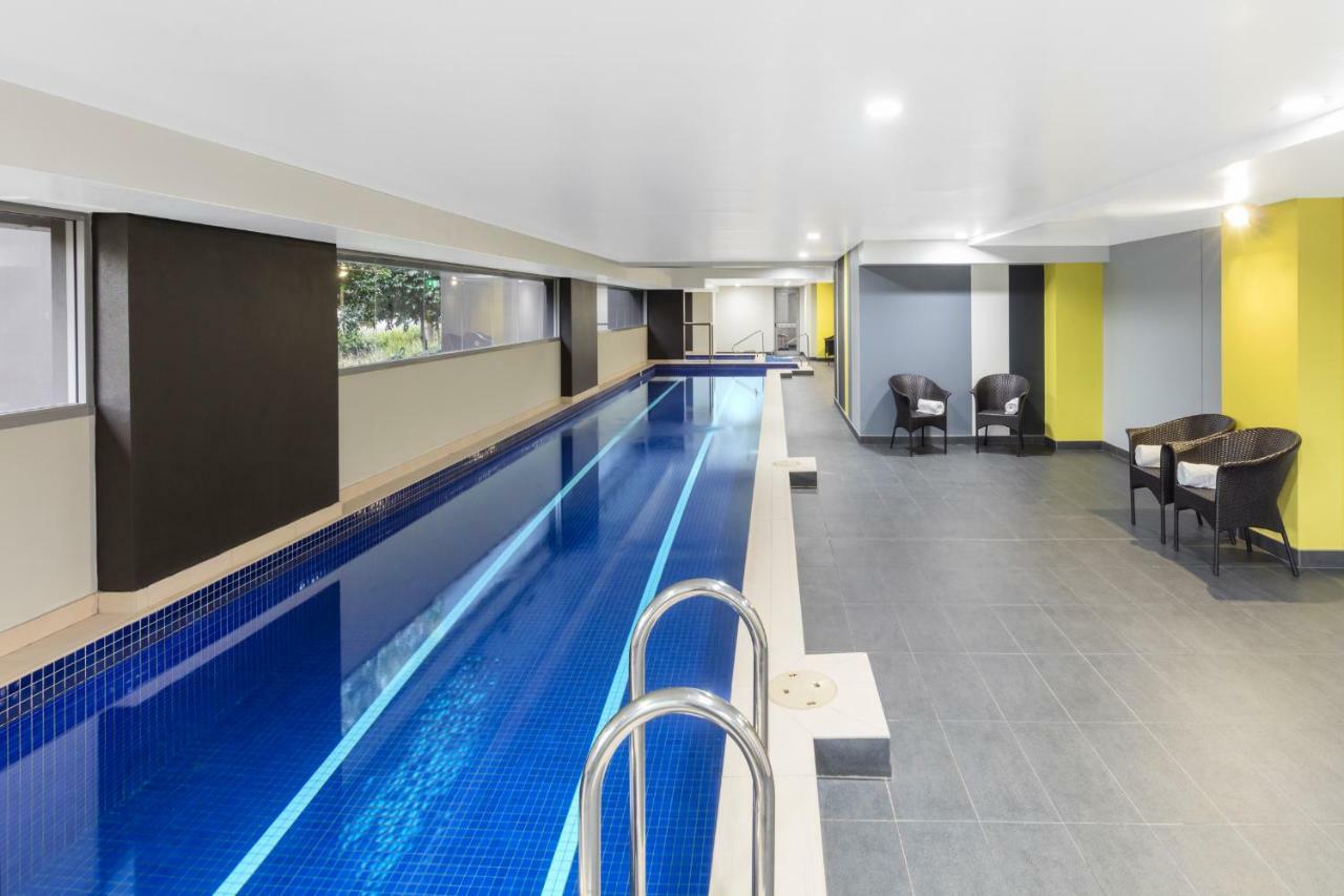 Meriton Suites Zetland Sydney Zewnętrze zdjęcie The pool at the hotel